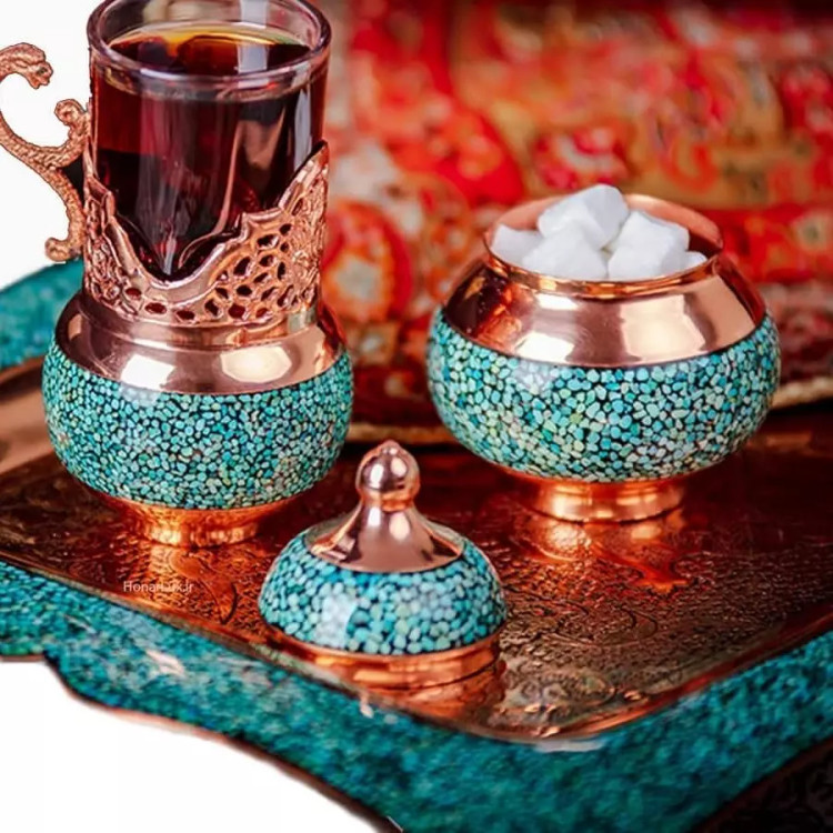 نمای نزدیک قطعات فیروزه نیشابور روی بدنه مسی قندان فیروزه کوبی