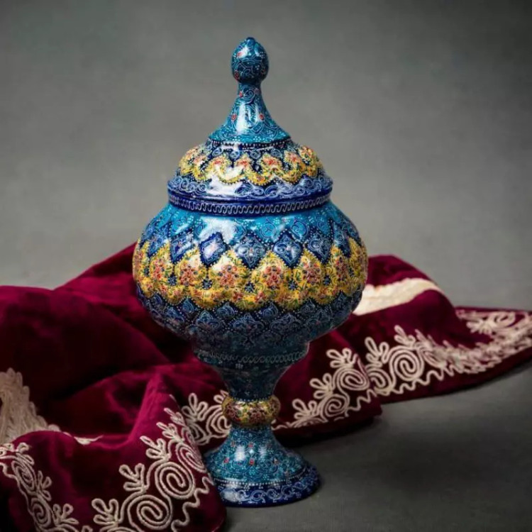 نمای نزدیک ظرف شکلات خوری میناکاری ۲۷ سانتی صنایع دستی ایرانی