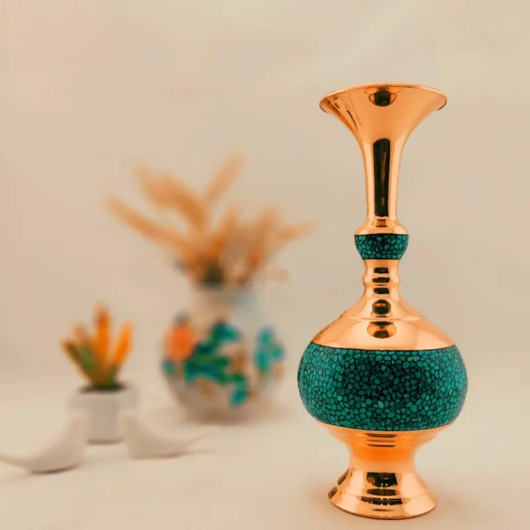 گلدان گیلاسی فیروزه کوبی ۲۲ سانتی با بدنه مسی و سنگ فیروزه نیشابور