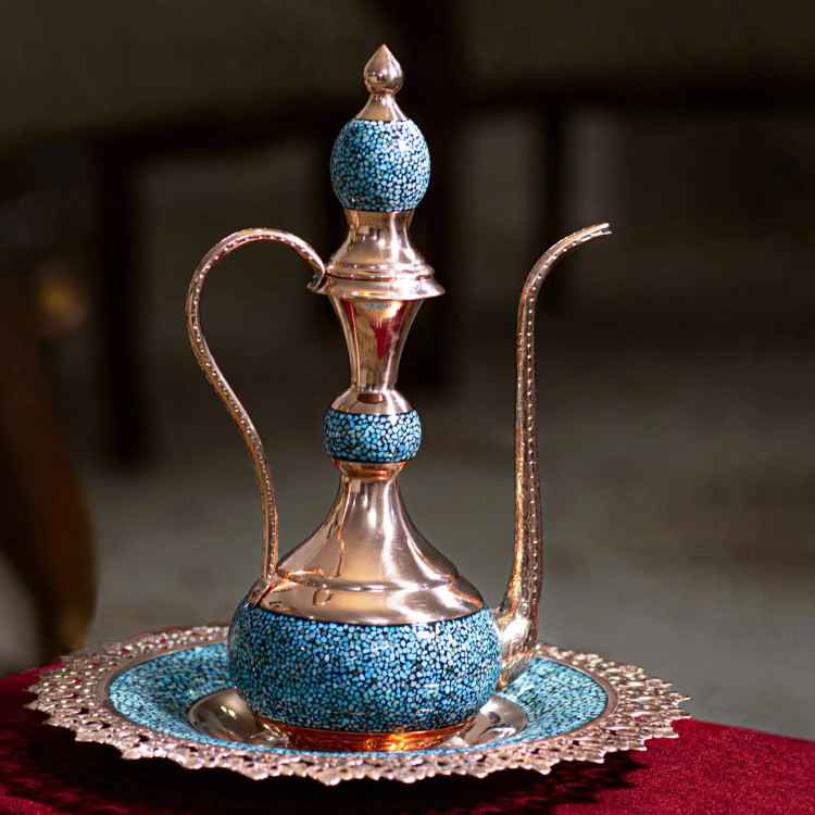 نمای نزدیک تزئینات فیروزه کوبی روی بدنه مسی گلاب پاش بزرگ
