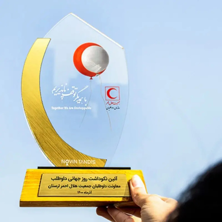 تندیس حلال احمر یا نماد روز حلال احمر هدیه و یاد بود و دکوری و کادویی حلال احمر صنایع دستی تندیس