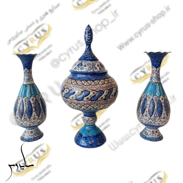 ست سهتکه میناکاری شامل دو گلدان ۲۵ سانتی و شکلاتخوری ۲۷ سانتی با نقوش آبی و قلمزنی
