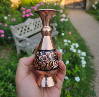 نمای نزدیک گلدان مسی الماس تراش با طراحی دکوراتیو