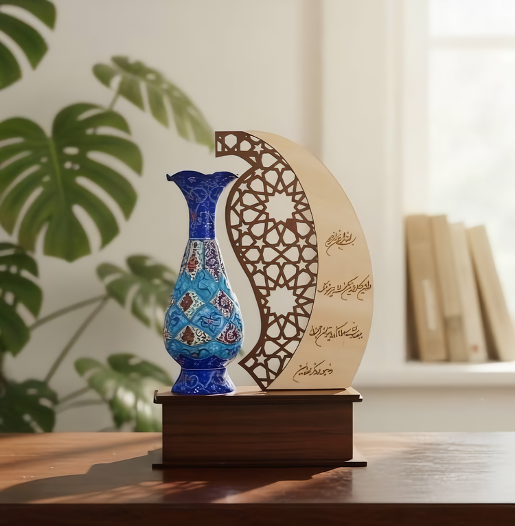 تندیس گلدان میناکاری آبی در قاب چوبی مشبک روی میز، مناسب دکوراسیون و هدیه سازمانی