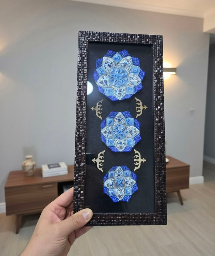 نمای نزدیک بشقاب میناکاری قابدار