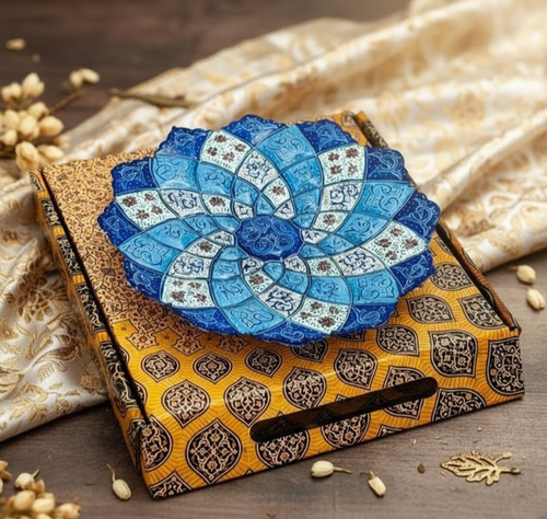 نمای نزدیک طرح و نقش بشقاب میناکاری ۲۰ سانتی